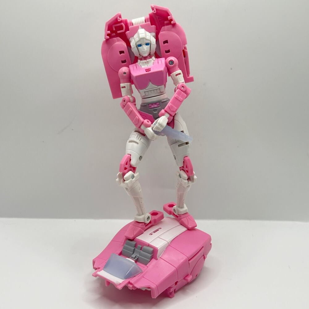 Hasbro Transformers Generations War for Cybertron Earthrise Deluxe Autobot Arcee